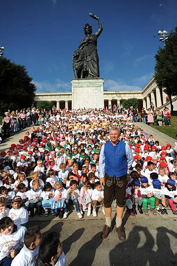 Über 1000 Kinder aus hatten die Wirte und Schausteller am Montag auf die Wiesn eingeladen. Für die Kleinen gab's viel zu sehen und ausprobieren. Die AZ hat die Zwergerl bei ihrem Ausflug begleitet.