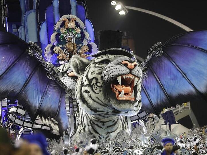 Die Sambaschule Império de Casa Verde präsentiert im Sambodromo in Sao Paulo einen überdimensionalen Tiger.