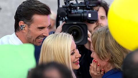 Jürgen Drews (r.) mit seiner Frau Ramona und Florian Silbereisen bei "Die große Schlagerstrandparty 2022 - Es geht wieder los!".