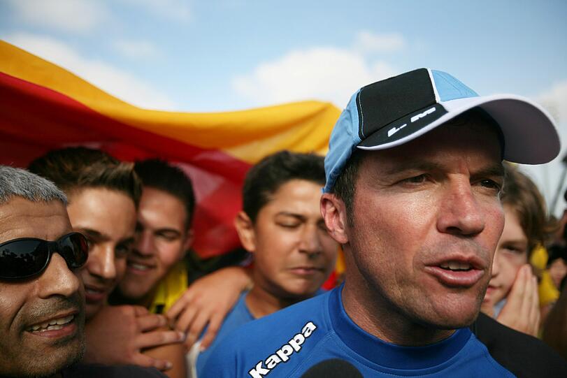 Großer Bahnhof auf dem Trainingsgelände von Maccabi. Fans belagern Lothar Matthäus.