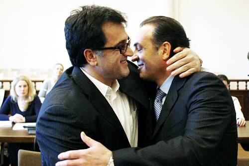 Die Angeklagten Bashkim (l) und Burim Osmani begrüßen sich im Gerichtssaal.