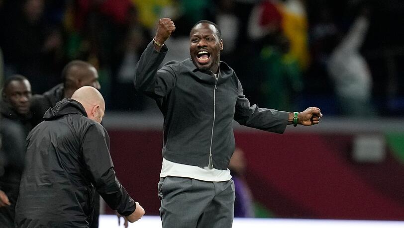 Senegals Trainer Pape Thiaw freut sich über die guten Leistungen der afrikanischen Teams - eine Überraschung sind sie für ihn nicht. Senegals Trainer Pape Thiaw freut sich über die guten Leistungen der afrikanischen Teams - eine Überraschung sind sie für ihn nicht.