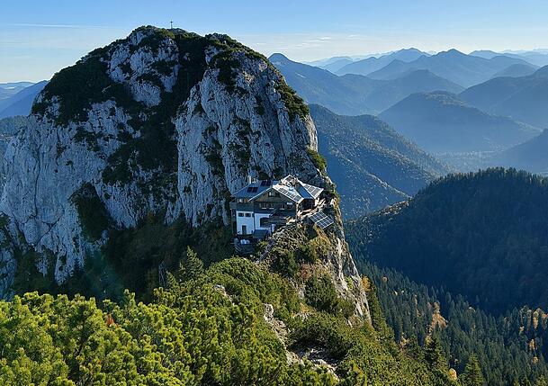 Auf 1650 Metern Höhe: Die Tegernseer Hütte liegt im "Adlernest" zwischen den Gipfeln von Roß- und Buchstein. Auf 1650 Metern Höhe: Die Tegernseer Hütte liegt im "Adlernest" zwischen den Gipfeln von Roß- und Buchstein.