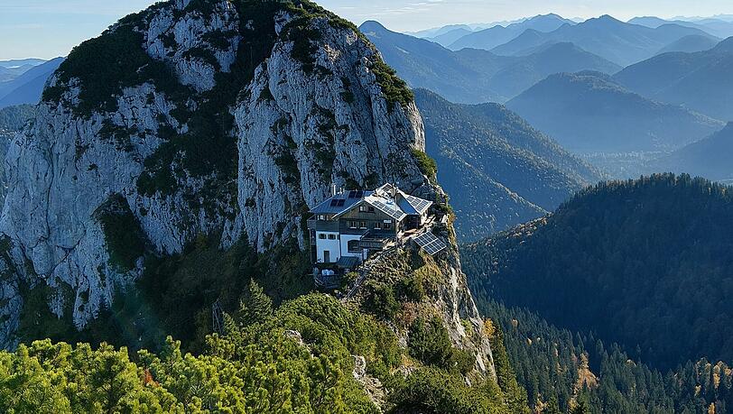 Auf 1650 Metern Höhe: Die Tegernseer Hütte liegt im "Adlernest" zwischen den Gipfeln von Roß- und Buchstein. Auf 1650 Metern Höhe: Die Tegernseer Hütte liegt im "Adlernest" zwischen den Gipfeln von Roß- und Buchstein.
