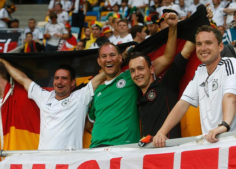 Die Fans sind heiß aufs erste Spiel: So feiern die Anhänger im Stadion von Lemberg.