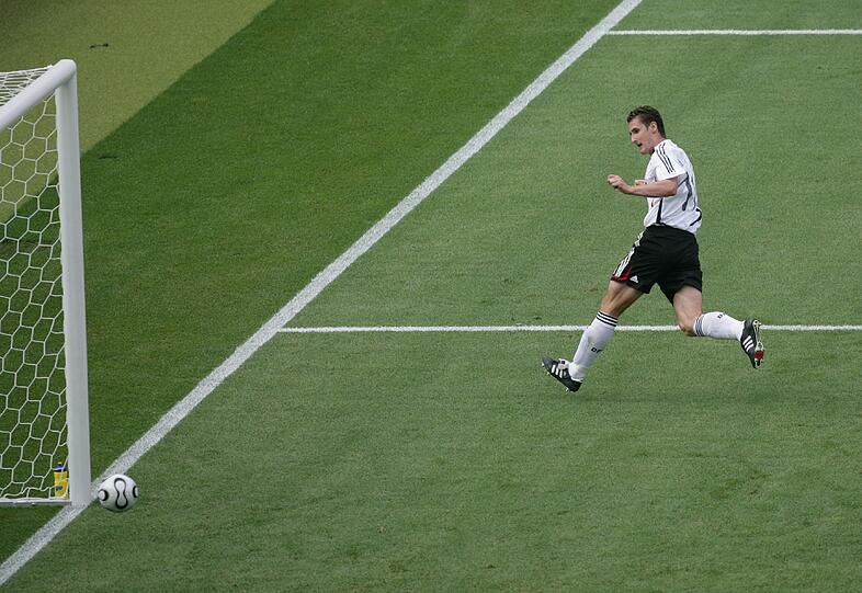 Das war technisch allererste Sahne
Der Achtelfinaleinzug 2006 war perfekt, nun folgte die Kür. Klose traf nach herrlichen Ballack-Lupfer über zwei Verteidiger Ecuadors (44.). Sein technisch anspruchvollstes Tor. Klose nahm, arg bedrängt, den Ball mit dem linken Oberschenkel mit, umspielte den Torwart &ndash; das 2:0, Endstand 3:0.