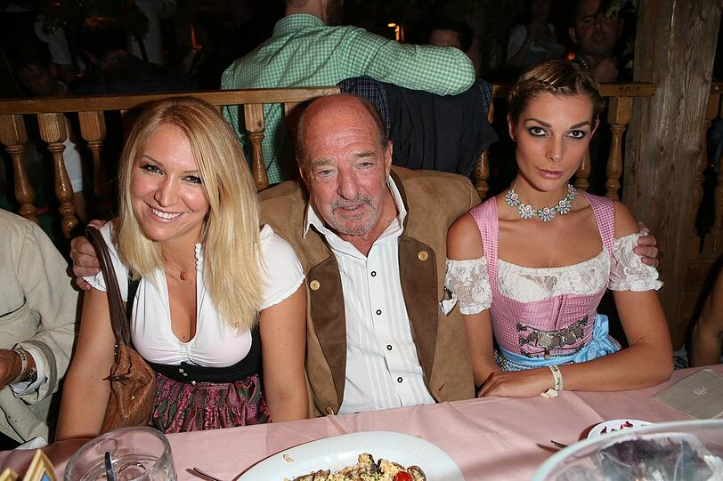 Ralph Siegel mit Freundin Annika Gassner (r.) und Freundin im Käferzelt.