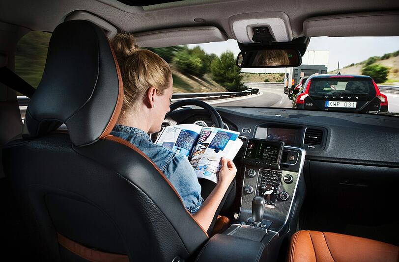 Bald Realität? Lesen während der Autofahrt.