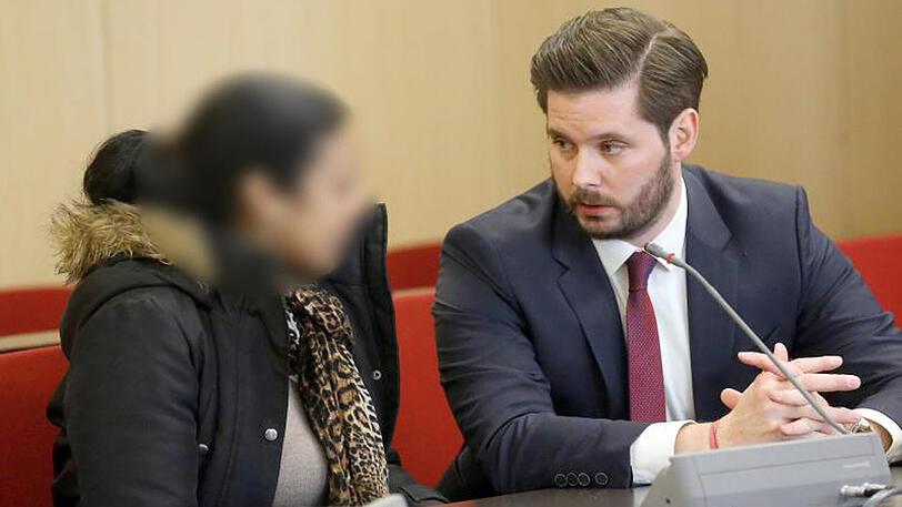 Die Angeklagte Maria Altagracia C. unterhält sich im Gericht in Düsseldorf mit ihrem Anwalt.