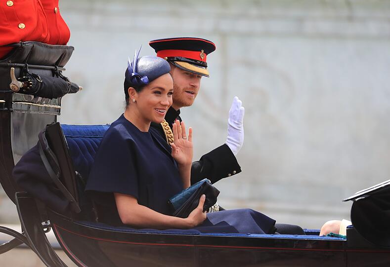 Meghan strahlt! Gemeinsam mit Harry, Camilla und Kate fährt sie zur Queen in den Buckingham Palast
