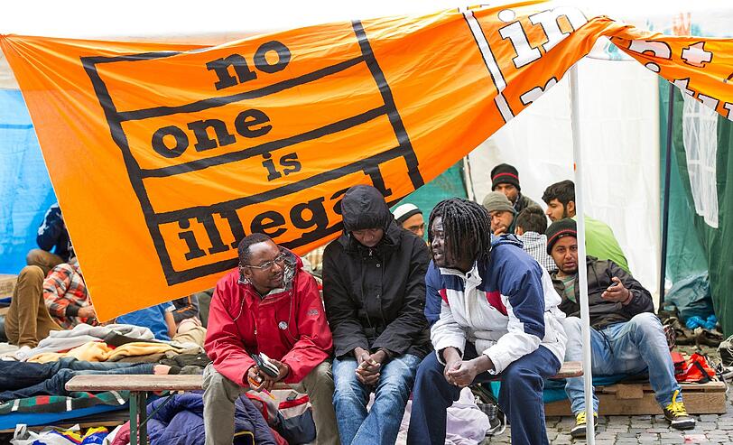 Hungerstreikende sind am 27.06.2013 in München vor dem Lager mit etwa 70 Menschen zu sehen, die ohne zu essen und seit drei Tagen auch ohne zu trinken für die Anerkennung ihrer Asylanträge kämpfen.