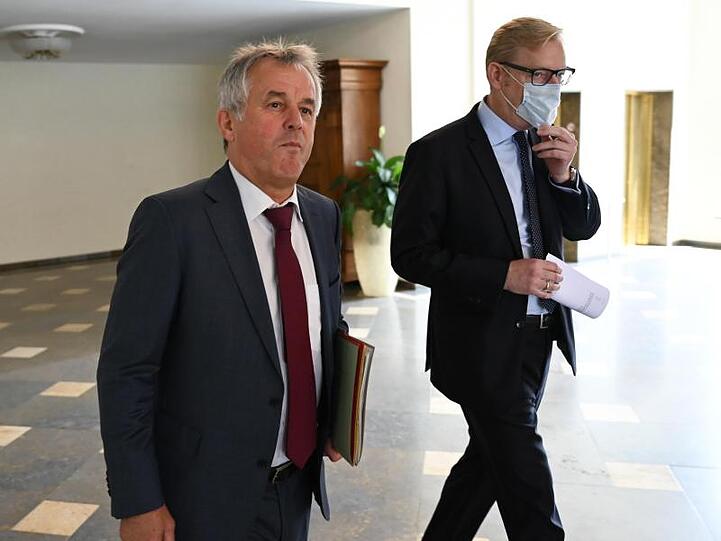 Frankfurts Polizeipräsident Gerhard Bereswill (l) und Sicherheitsdezernent Markus Frank haben für das Wochenende eine Sperrstunde für den Opernplatz verhängt.