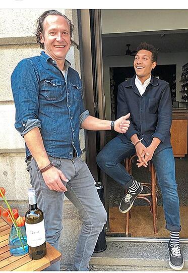 Wirbeln und werten das Viertel auf: Tamás Farkas und Max Waldhauser (r.) von der manu.weinbar, die Speisen...