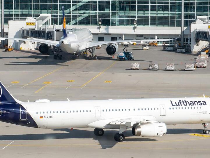 Eine Maschine aus Tunis rollt über das Vorfeld des Flughafen München. Foto: Peter Kneffel/dpa