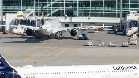 Eine Maschine aus Tunis rollt über das Vorfeld des Flughafen München. Foto: Peter Kneffel/dpa