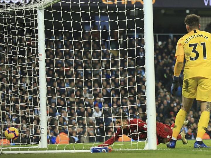 Roberto Firmino (l) erzielt das Tor zum 1.1 für den FC Liverpool.