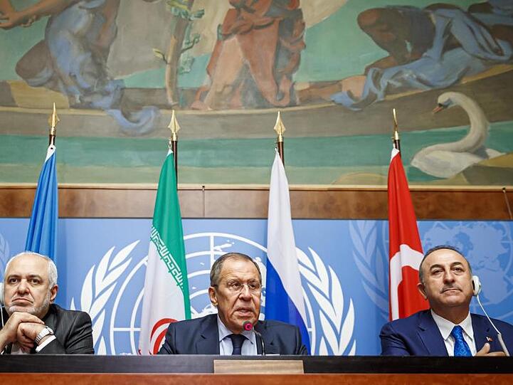 Mohammed Dschawad Sarif (l-r), Außenminister des Iran, Sergei Lawrow, Außenminister von Russland, und Mevlüt Cavusoglu, Außenminister der Türkei, nehmen an einer Pressekonferenz einen Tag vor der Sitzung des syrischen Verfassungsausschusses teil.
