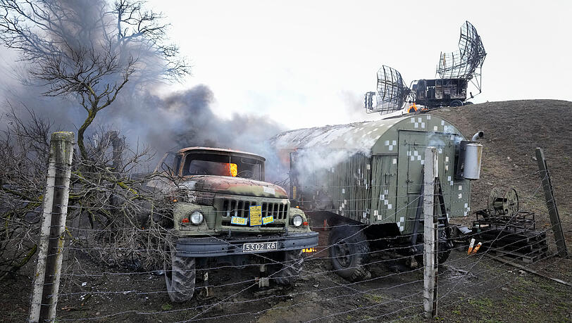 Beschädigte Radaranlagen und andere Ausrüstung sind in einer ukrainischen Militäreinrichtung außerhalb der Stadt Mariupol. Beschädigte Radaranlagen und andere Ausrüstung sind in einer ukrainischen Militäreinrichtung außerhalb der Stadt Mariupol.