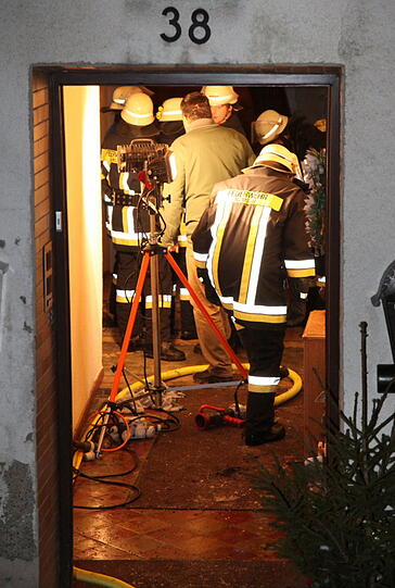 Brand in Gars im Landkreis Mühldorf am Inn: Kater "Samy" erleidet eine Rauchvergiftung. Die Feuerwehr rettet das leblose Tier aus einer brennenden Wohnung. Jetzt kümmert sich der Tierarzt um "Samy". Brand in Gars im Landkreis Mühldorf am Inn: Kater "Samy" erleidet eine Rauchvergiftung. Die Feuerwehr rettet das leblose Tier aus einer brennenden Wohnung. Jetzt kümmert sich der Tierarzt um "Samy".