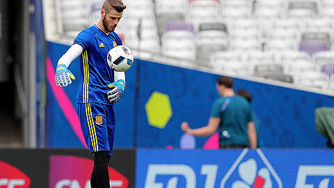 Nach den jüngsten Skandalberichten über de Gea (Foto) könnte Spaniens Trainer del Bosque auch auf den Routinier Casillas setzen.