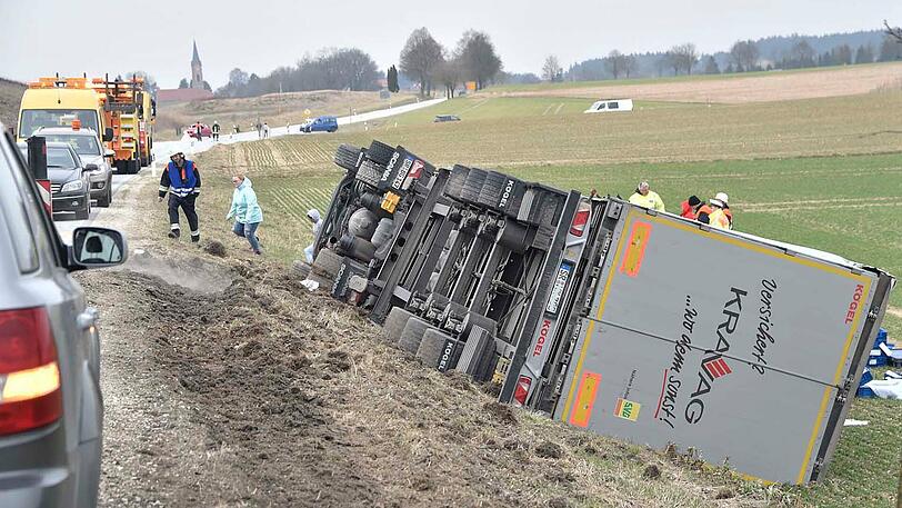 Bei Gammelsdorf ist am Dienstag ein 40-Tonner umgekippt.