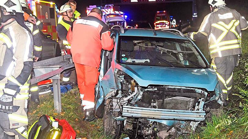 Die beiden schwer verletzten Frauen waren im Fahrzeug eingeklemmt. Die Feuerwehr musste sie befreien.