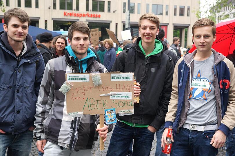 Etwa 200 Menschen demonstrieren am Sendlinger-Tor-Platz für die Legalisierung von Marihuana.
