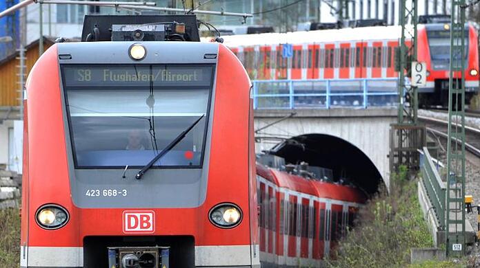 Eine S-Bahn fährt am Ostbahnhof in München (Bayern) aus einem Tunnel. Foto: Frank Leonhardt/Archivbild