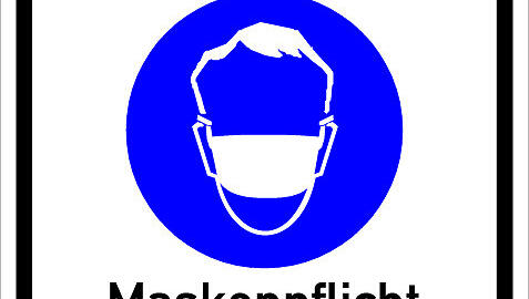 Mit diesen Schildern wird auf die Maskenpflicht hingewiesen. Mit diesen Schildern wird auf die Maskenpflicht hingewiesen.