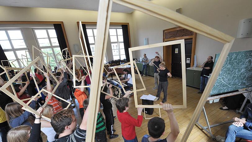 Gerahmter Blick: Wenn die Kinder und Jugendlichen synchron agieren, bekommt ihr Auftreten und Singen eine eindringliche Kraft. Gerahmter Blick: Wenn die Kinder und Jugendlichen synchron agieren, bekommt ihr Auftreten und Singen eine eindringliche Kraft.