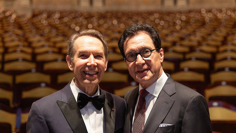 Der amerikanische Künstler Jeff Koons mit Serge Dorny, dem Intendanten der Bayerischen Staatsoper. Der amerikanische Künstler Jeff Koons mit Serge Dorny, dem Intendanten der Bayerischen Staatsoper.