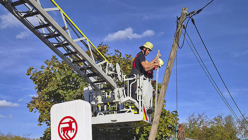 Der Telefonmast stand nach dem Unfall so schief, dass der Feuerwehr nichts anderes übrig blieb, als ihn ganz zu entfernen. Der Telefonmast stand nach dem Unfall so schief, dass der Feuerwehr nichts anderes übrig blieb, als ihn ganz zu entfernen.