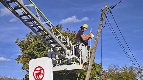 Der Telefonmast stand nach dem Unfall so schief, dass der Feuerwehr nichts anderes &uuml;brig blieb, als ihn ganz zu entfernen.