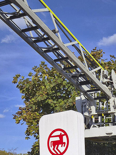 Der Telefonmast stand nach dem Unfall so schief, dass der Feuerwehr nichts anderes &uuml;brig blieb, als ihn ganz zu entfernen.