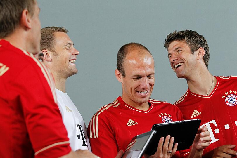Anstrengender Tag für die Bayern-Kicker: Posing fürs Foto, dann gleich zum Training. Die Bilder von der Säbener