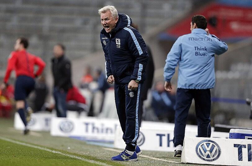 Löwen-Trainer Benno Möhlmann kann an der Seitenlinie emotional werden - vor dem Spiel gegen Heidenheim freute er sich aber über die Rückkehr einiger Spieler.