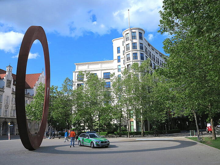 Kunst im öffentlichen Raum: AZ-Leser Djordje Matkovic hat die Schattenspiele der Skulptur an der Luisenstraße eingefangen.