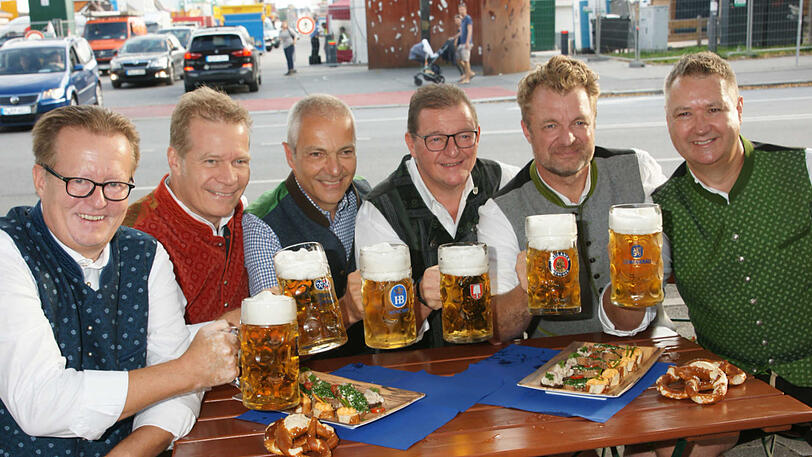 Brauereichefs und Brauer (v.l.): Martin Leibhard (Augustiner), Andreas Steinfatt (Paulaner), Michael Möller (Hofbräu), Bernhard Klier (Löwenbräu), Jan Huff (Hacker), und Harald Stückle (Spaten).