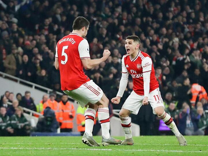 Arsenals Sokratis (l) feiert seinen Treffer mit Lucas Torreira.
