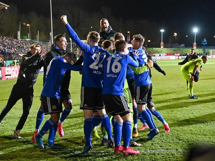 Saarbrückens Spieler feiern das gewonnene Elfmeterschießen und den Einzug ins Halbfinale des DFB-Pokals - dann kam das Coronavirus.