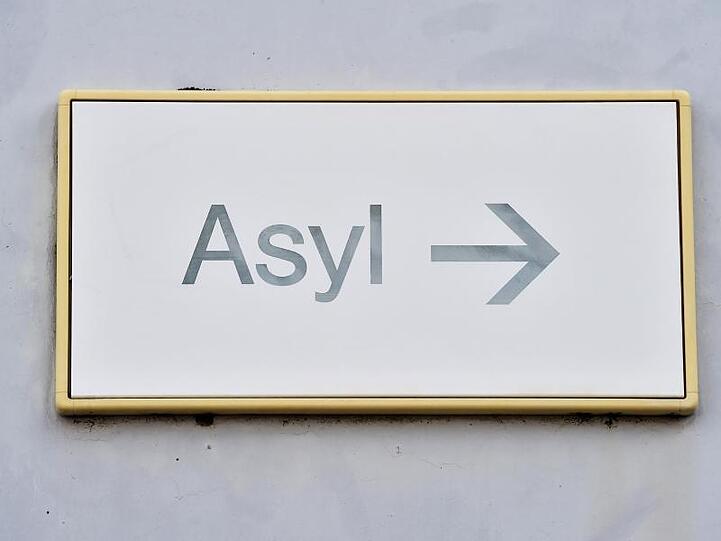 Ein Schild in einer Erstaufnahmestelle für Asylbewerber.