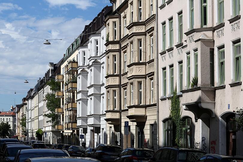 Blick auf eine Häuserzeile in der Sedanstraße: Viele Altbauten sind darunter, doch auch neuere bauliche Akzente sind hier gesetzt worden.