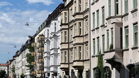 Blick auf eine Häuserzeile in der Sedanstraße: Viele Altbauten sind darunter, doch auch neuere bauliche Akzente sind hier gesetzt worden.