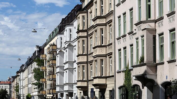 Blick auf eine Häuserzeile in der Sedanstraße: Viele Altbauten sind darunter, doch auch neuere bauliche Akzente sind hier gesetzt worden.