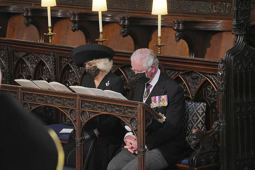 Herzogin Camilla und Prinz Charles in der Bank der Kapelle