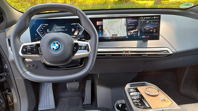 Schöne neue Autowelt: Im BMW iX darf auch der Beifahrer an Touchscreens spielen.