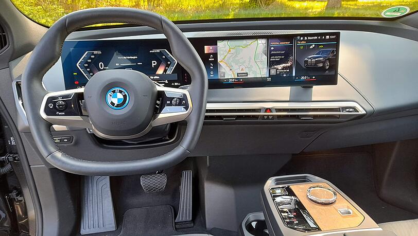 Schöne neue Autowelt: Im BMW iX darf auch der Beifahrer an Touchscreens spielen. Schöne neue Autowelt: Im BMW iX darf auch der Beifahrer an Touchscreens spielen.