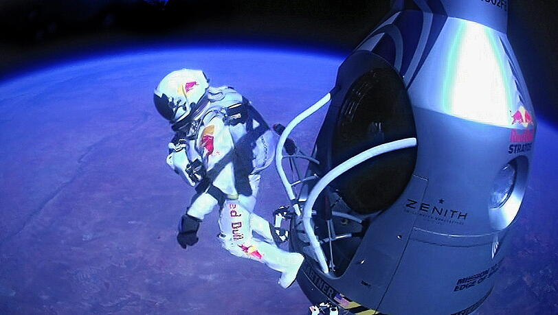 Nur ein kleiner Schritt genügte, und Felix Baumgartner sauste 39 Kilometer weit in die Tiefe, 36 davon im freien Fall. Er wurde dabei sagenhafte 1357 Stundenkilometer schnell.