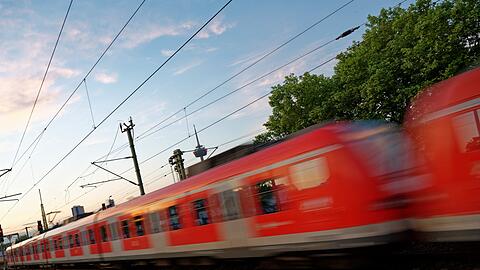 Eine stark alkoholisierte Frau ist in Zorneding vor eine einfahrende S-Bahn gefallen. (Symbolbild)