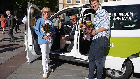Unterstützerin Heidi Beckenbauer (l.), Blindenmobil-Fahrer Rainer Henkel und Stadträtin Barbara Likus (SPD) am Marienplatz München. Hild wurde das Münchner Blindenmobil am Donnerstag vorgestellt.